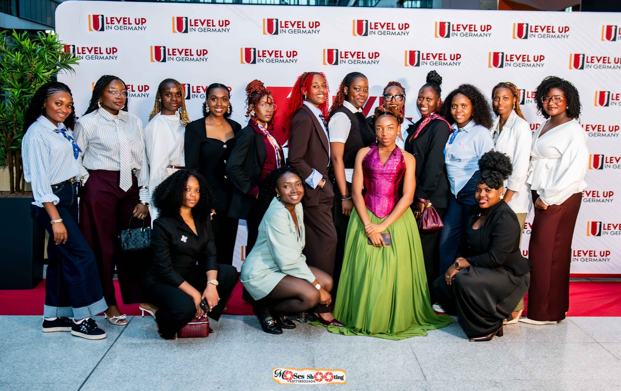 Photo de groupe sur le tapis rouge devant le mur Level Up in Germany, deuxième édition